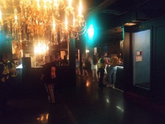 불법영업하던 서울 강남구 음식점 단속 현장. <강남경찰서 제공>